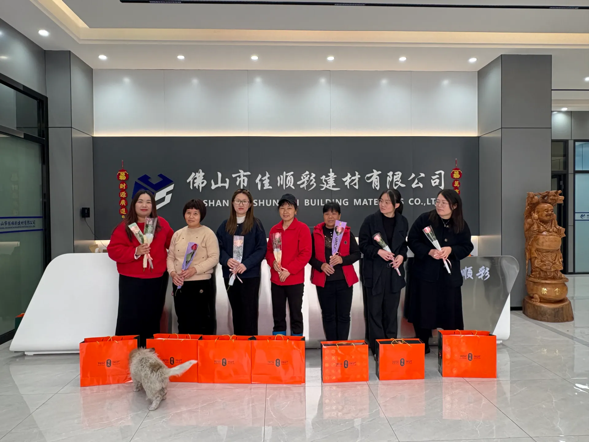 Para celebrar o Día da Muller, JiaShunCai saúda calorosamente ás súas empregadas e distribúe agasallos festivos. In celebration of Women's Day, JiaShunCai extends warm greetings to its female employees and distributes festival gifts.