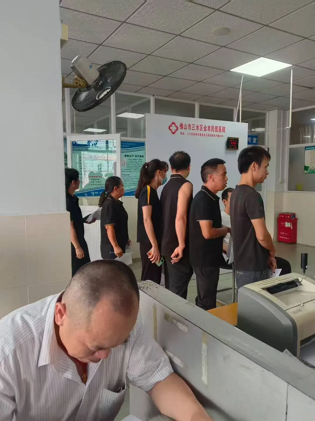 2025 Negocios con amor, saúde van da man: os empregados da fábrica sométense a revisións médicas gratuítas. 2025 Business with love, health goes hand in hand--Factory employees undergo free health check-ups.